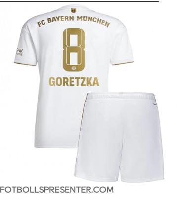 Bayern Munich Leon Goretzka #8 Bortatröja Barn 2022-23 Kortärmad (+ korta byxor)